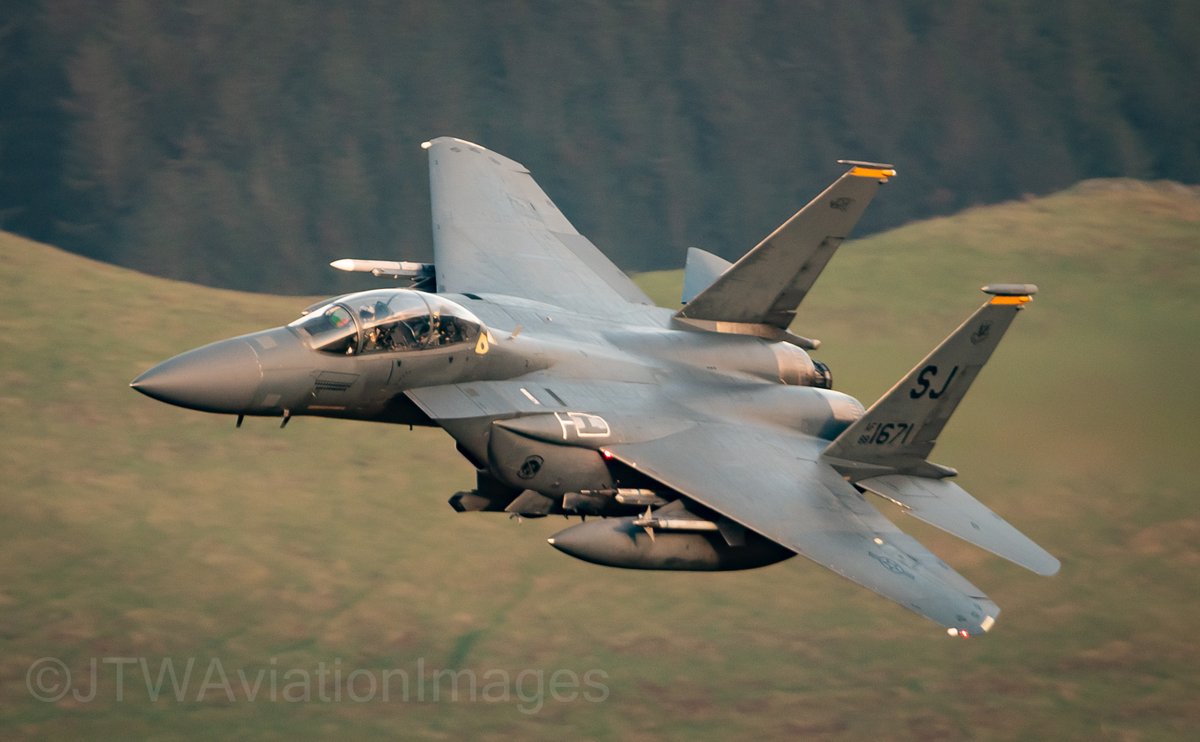 JTWAviationImag's tweet photo. F-15E Strike Eagle 88-1671 c/s "BUBBA 22" 336FS "Rocketeers" @SJAFB, currently operating
@48FighterWing, completes a pass in the waning winter light today 13/01/2022 #MachLoop #F15E #336FS #Rocketeers #Aviation #Nikon https://t.co/BwIZc0Gb0Q