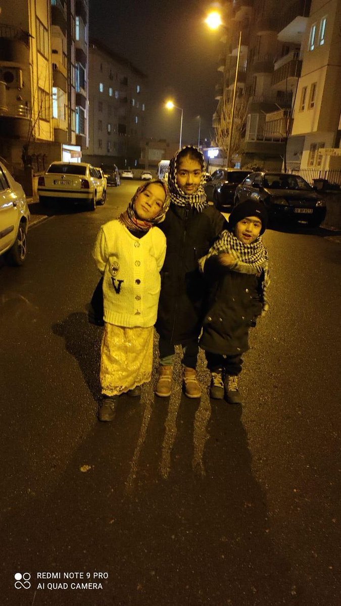 BatmanSonsoz's tweet photo. Batman, kültürel mirası korumak amacıyla, binlerce yıldır 13 Ocak gecesinde kutlanan ve yılın başlangıcı olarak kabul gören Serê Salê'yi kutladı. Kutlamalar, kente renk kattı.
#batman #sersalawepîrozbe #sersale #SersalaWePirozBe https://t.co/BdYq3JXqSR