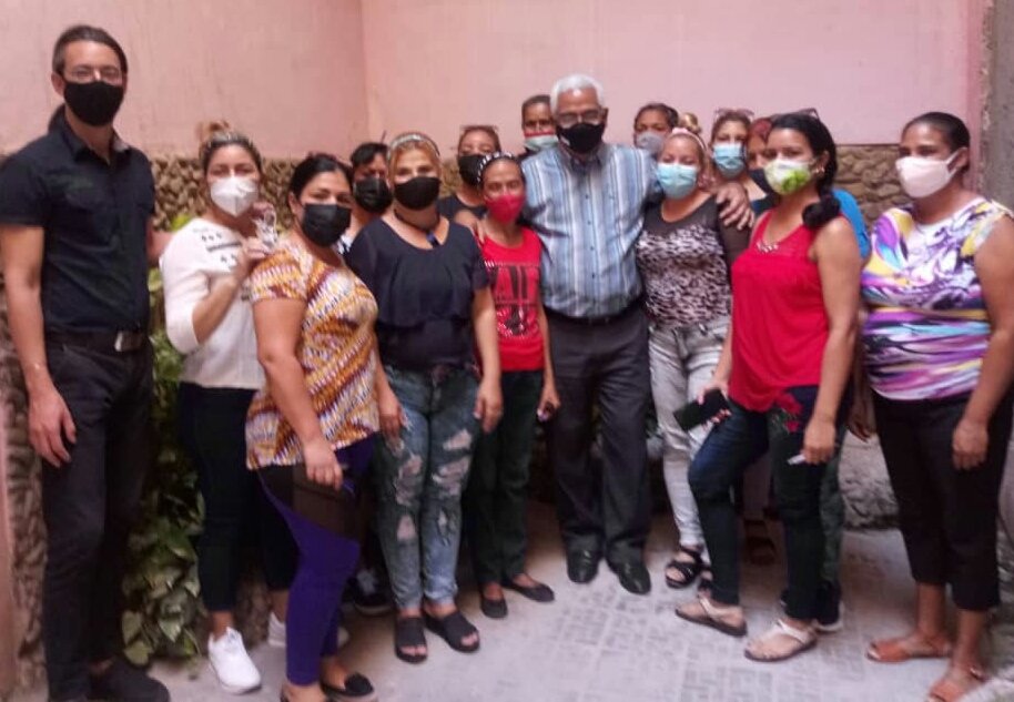 Como parte de su itinerario en la #ProvinciaGranma, Oscar Manuel Silvera Martínez, Ministro de Justicia de la República de #Cuba visitó el municipio de #Manzanillo, donde sostuvo un importante intercambio con los trabajadores del sector.
#DpjGranma