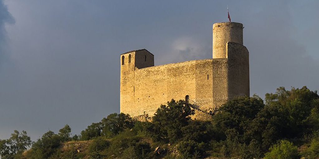 Un castell marí al Pallars Jussà? La Laia al·lucina quan l'Anna d'<a href="/EdATremp/">EdATremp</a> diu que, on hi ha el castell de #Mur, abans hi havia mar. Ho demostren els fòssils de la roca calcària amb la qual està construït! 👉 sapiens.cat/batalla-monume…

#BatallaFortalesesTV3 #BatallaMonumentalTV3
