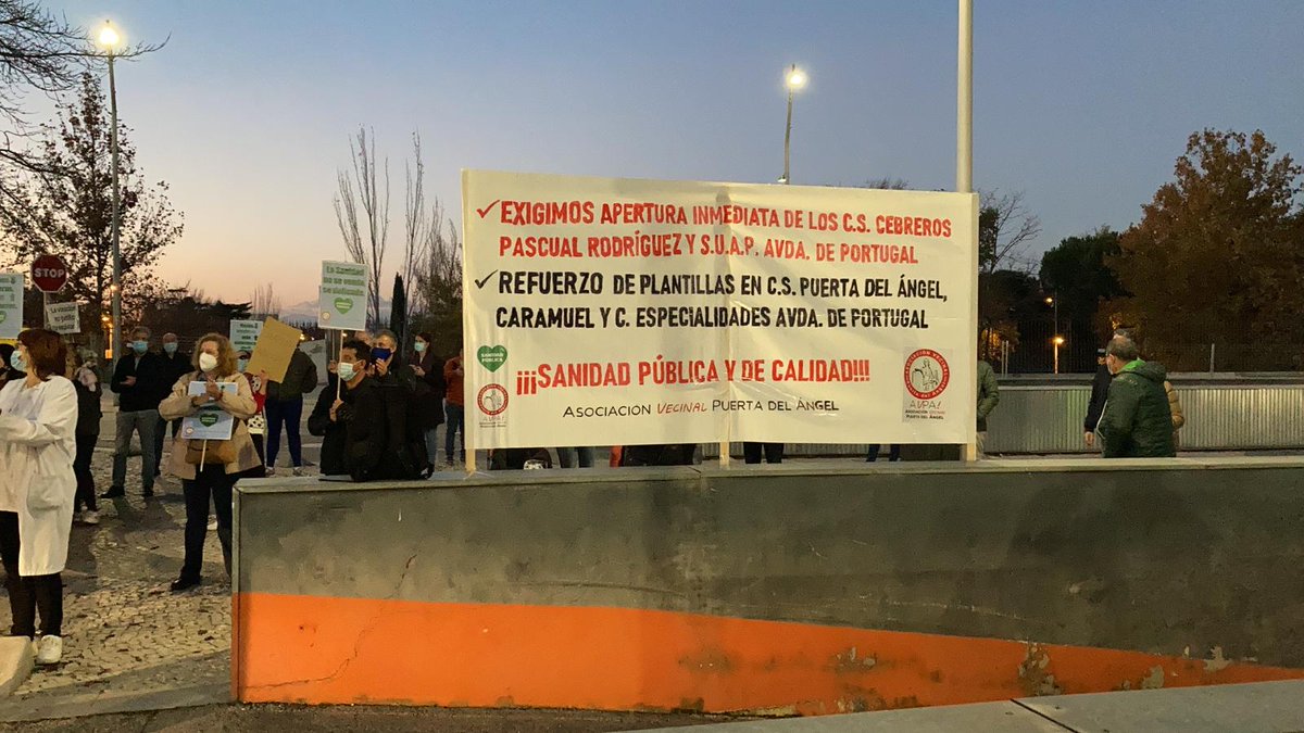 AVPdA's tweet photo. Defendimos la Atención Primaria en el 2020, justo después del confinamiento, junto a #COVELA (Foto 1 19/11/2020), la defendemos ahora (Foto 2 13/01/2022) y la seguiremos defendiendo en el futuro @APVecinosPAngel @avvlucero @AVCcampamento @AVLaFraternidad @AVLasAguilas @AVA_Aluche https://t.co/5Ss7hhTBRG