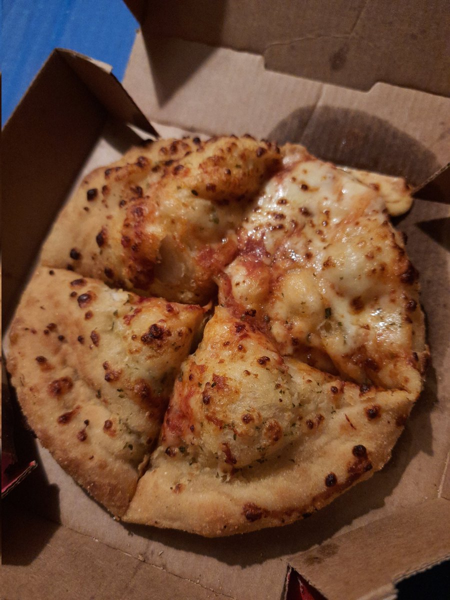 I know things don't normally look like they're advertised but @Dominos_UK garlic pizza bread is 