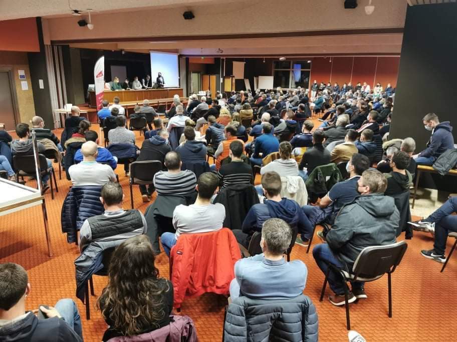 Forte mobilisation des producteurs de #PORCS À #PLERIN. Tout le monde est à cran, la loi #Egalim2 qui n aboutira pas en 2022, les aides de l #etat qui ne sont pas satisfaisantes, le prix au cadran qui ne décolle pas, les #GMS qui ricanent.. Attention la soupape est au plus haut