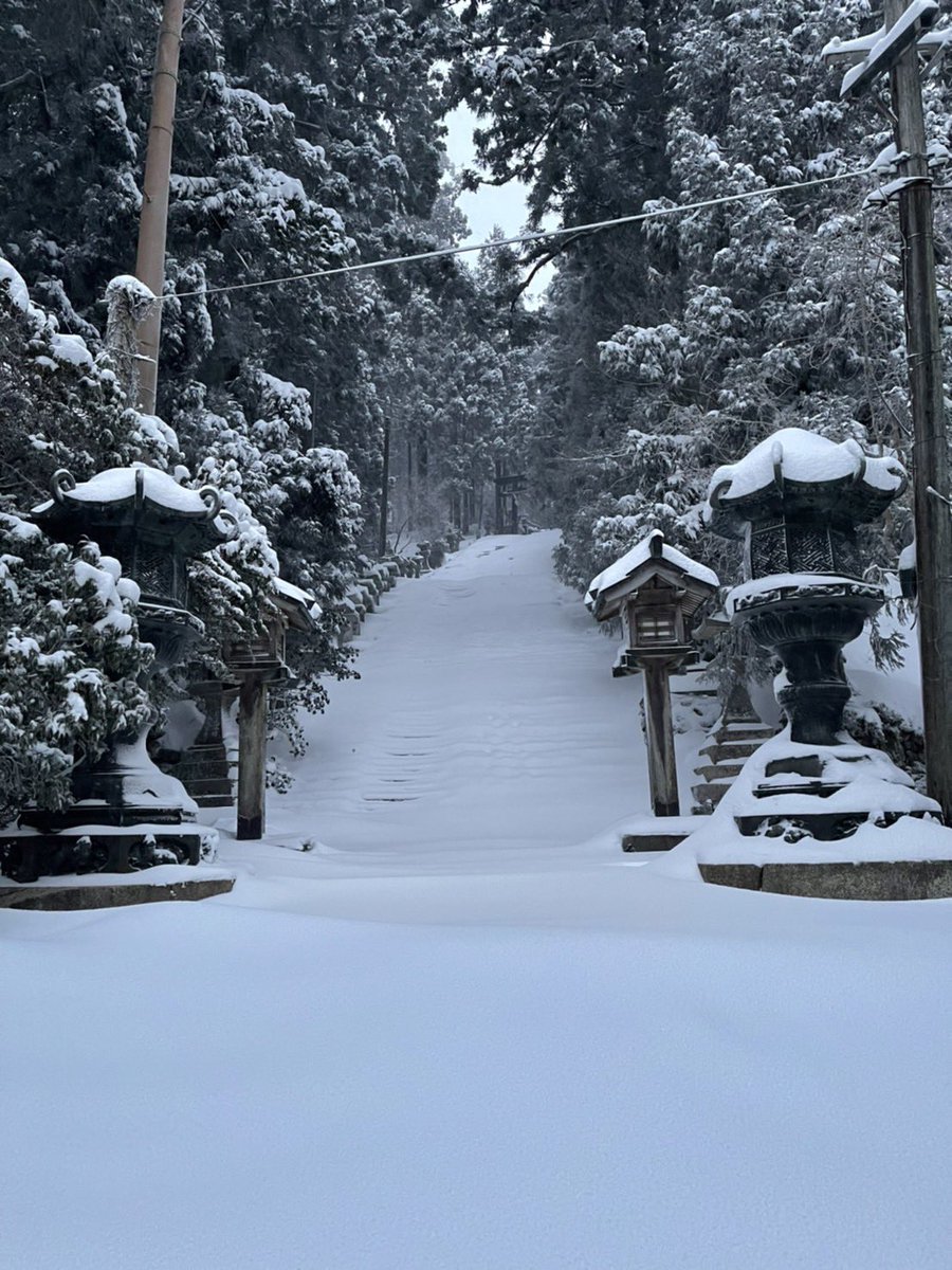 atagojinjya's tweet photo. おはようございます。
今朝の気温は氷点下９度で、天候は雪となっております。
現在の積雪は約３０センチです。
足元に気を付けてお参り下さい。 https://t.co/dRTpJT1OsD
