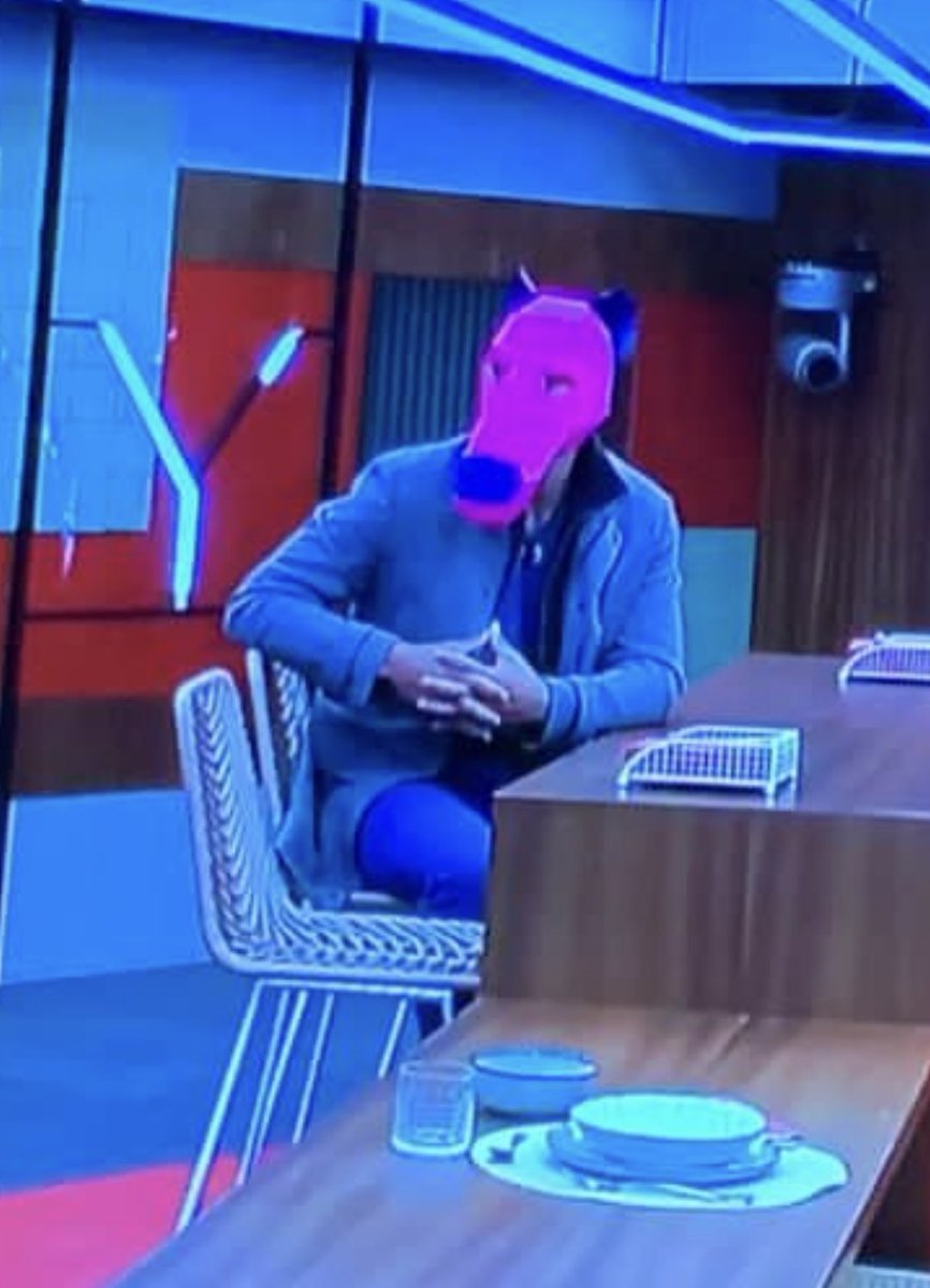 DaisyBeisy's tweet photo. Me siento este hombre valorando los personajes  #SecretStory https://t.co/5xJOZRukMc