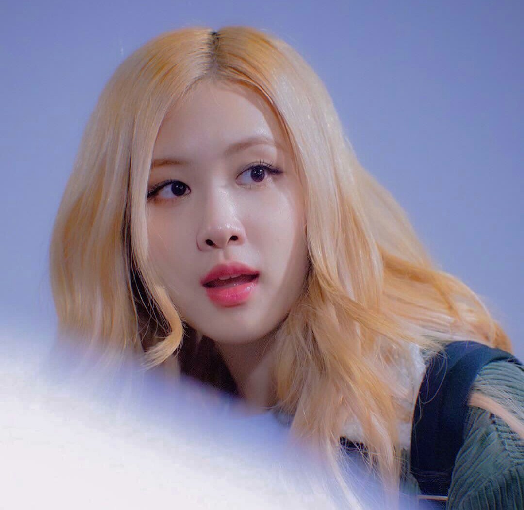 rshourly's tweet photo. #로제 #ROSÉ https://t.co/OWYP8pbT8T