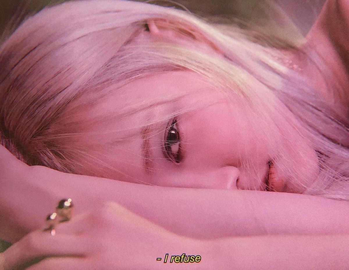 hourly rosé tweet media