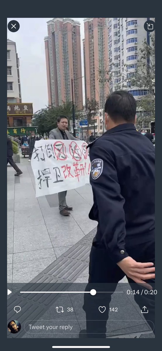 ChinaTruth's tweet photo. 剛剛13日发生在深圳罗湖口岸，有人打出“打倒习近平，捍卫改革开放！”的标语后被抓。 https://t.co/mQjVK1qcG8