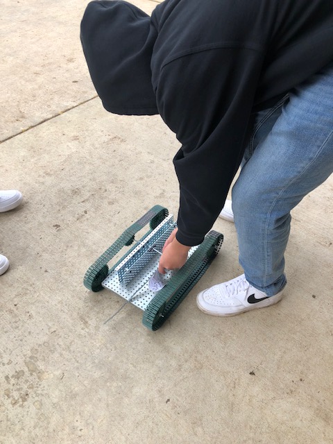 BrittonClass's tweet photo. You never what kind of fun will happen in our science classrooms. Today was exploring magnetic forces in @tarahteaches and building/testing motorized vehicles in @MrLongsScience. #HandsOnExperiences @BurtonSchools @BurtonBulldogs https://t.co/9D3z7TCj7W