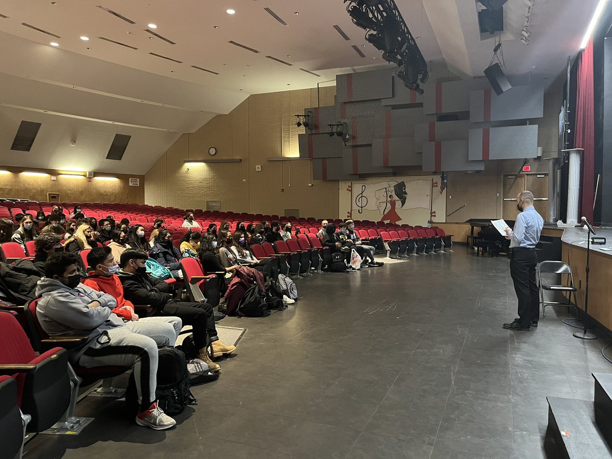 What a honor it was for our students to hear GySgt McQuigg tell his experiences in Iraq while serving with our very own Cpl Mr. Fretz.   Thank you to all our Veterans.  ❤️🇺🇸 # mineolaproud #HonorourHeroes  @mineolahs @JFretzMineolaHS  @Organized4Chaos