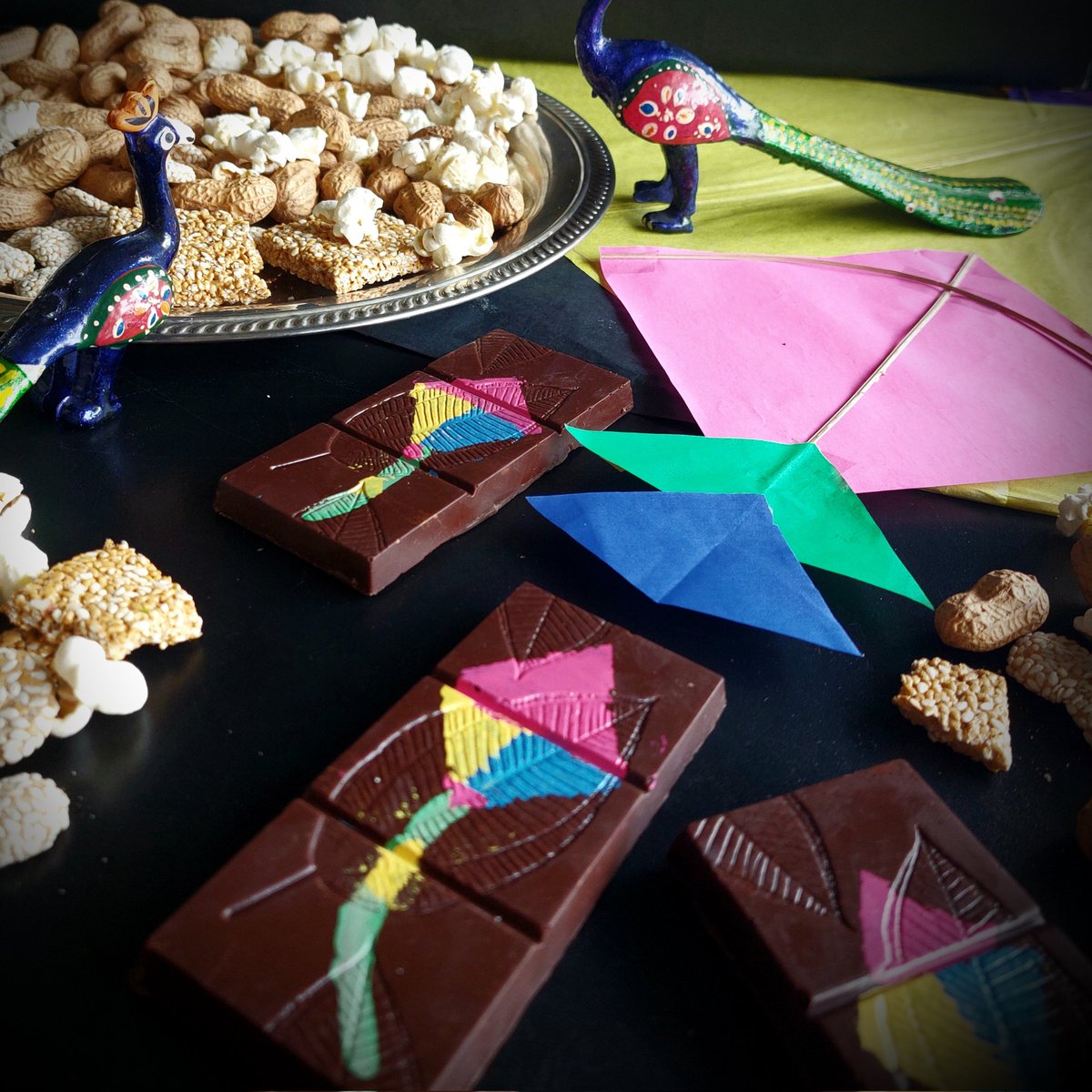 Chockriti's tweet photo. Handmade jaggery sesame Gajjak covered in caramelised peanut ganache with Belgian Chocolate shell with a hand-painted kite!
Happy #lohri and #makarsankranti

#lohrigifts #lohrispecial #chockritichocolate #chocolatereel #gurtilgajjak  #happylohri #lohri2022 https://t.co/Qdwax8qLFb