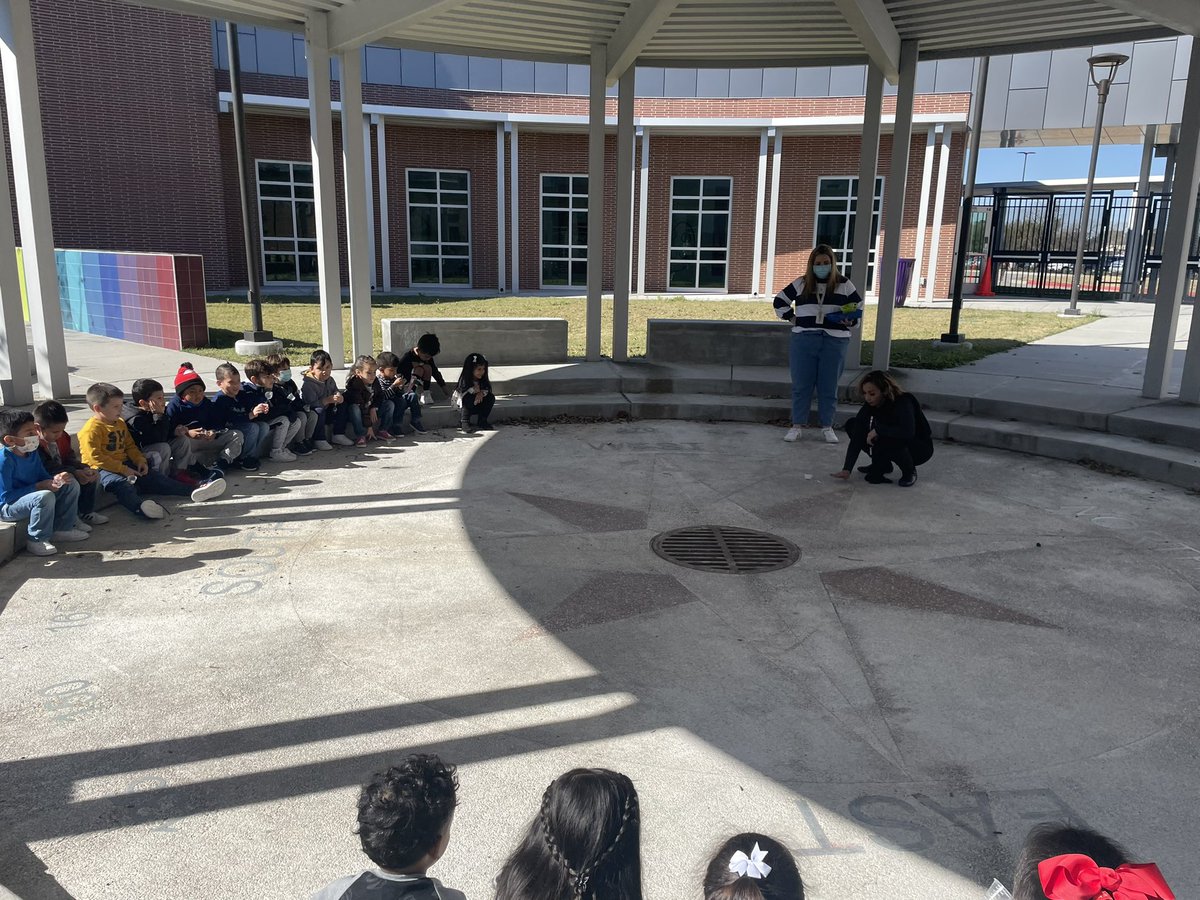 So much fun is Ms. Galvan’s bilingual pre-k today! 💜 Students gathered supplies, made levers, and got to use them in our outdoor learning space. Ss loved exploring how the lever worked with different items with partners  <a href="/FoxKISD/">Fox Elementary</a> <a href="/epuenteKISD/">Emily Puente</a>