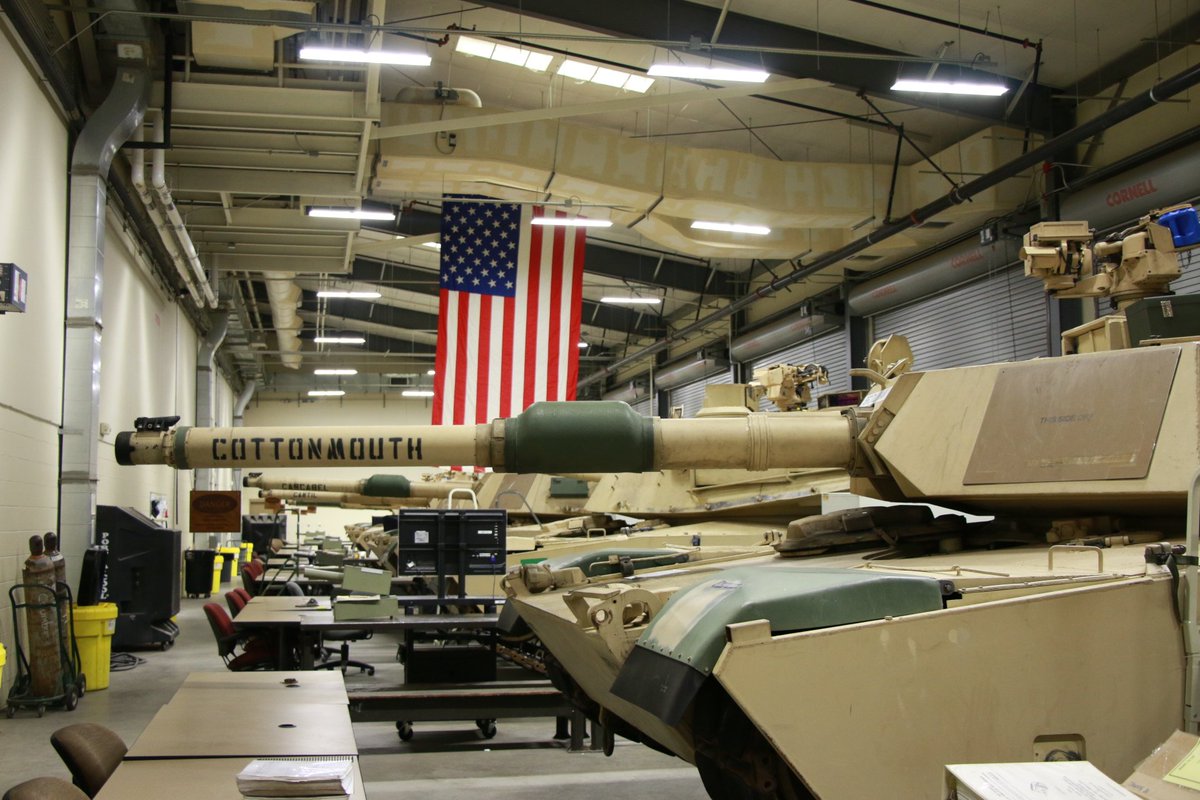316CAVBDE's tweet photo. The bays are ready as Abrams #MasterGunner Class 22-002 progresses. Students are receiving knowledge on the hydraulic systems from our world-class Instructors, so they'll know them inside and out as part of becoming experts on their platform.
#LethalityStartsHere
@ArmorSchool https://t.co/bByx7tm76R