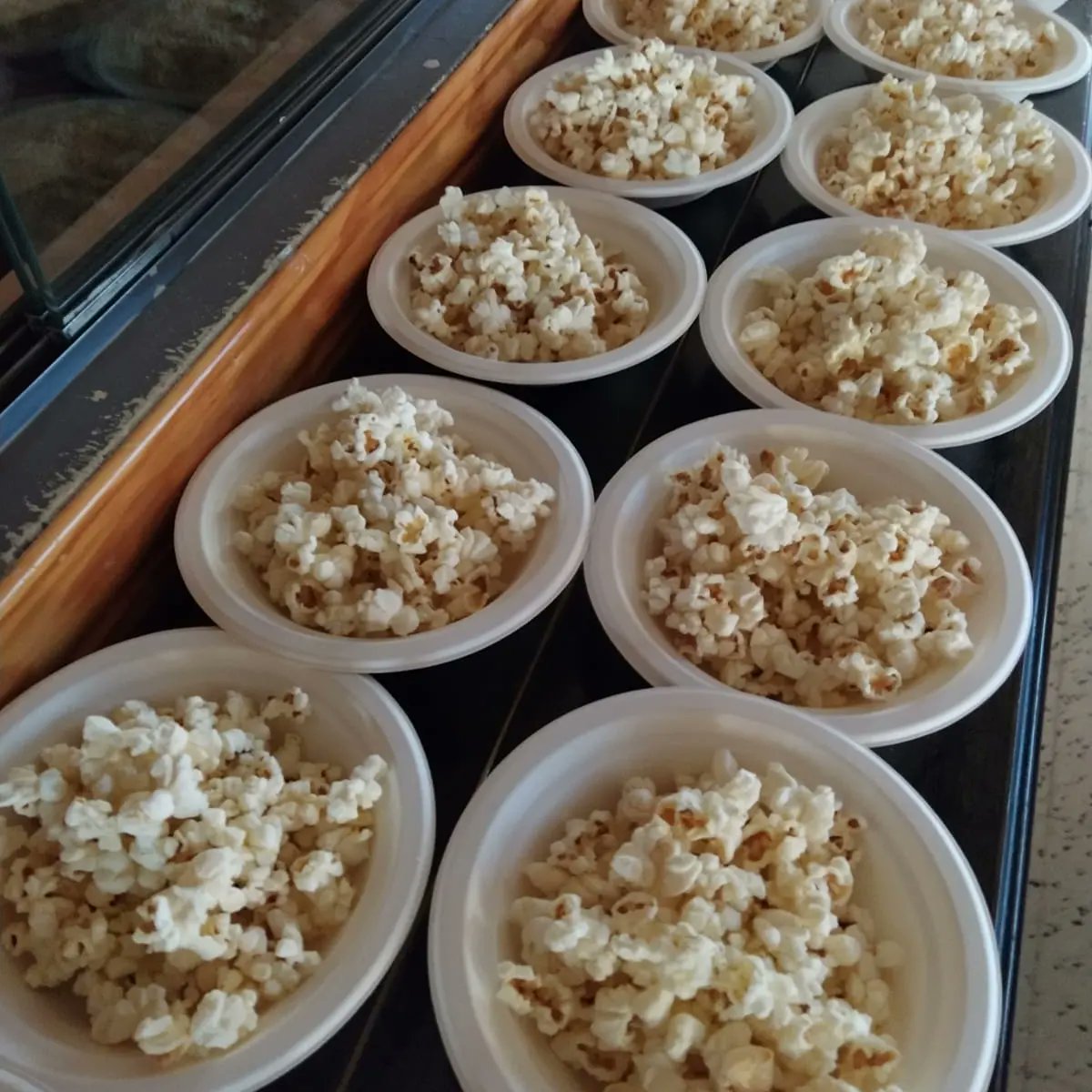 fefmontpaseo's tweet photo. Los alumnos de 3° de Infantil estrenan nuevo proyecto: Investigando el cine. Además "Petronila" nos ha dejado palomitas.
#ProyectoCine #Petronila #Palomitas https://t.co/13yzhAlJmq