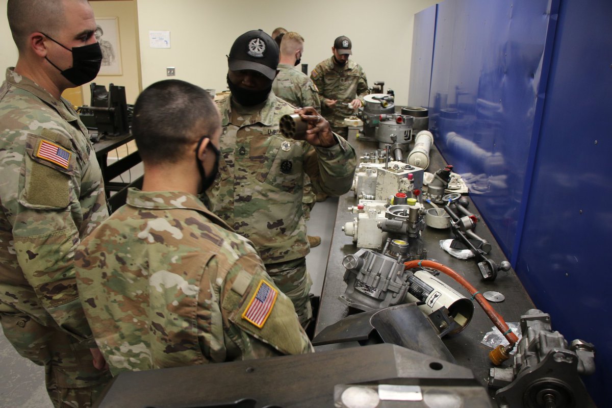 316CAVBDE's tweet photo. The bays are ready as Abrams #MasterGunner Class 22-002 progresses. Students are receiving knowledge on the hydraulic systems from our world-class Instructors, so they'll know them inside and out as part of becoming experts on their platform.
#LethalityStartsHere
@ArmorSchool https://t.co/bByx7tm76R