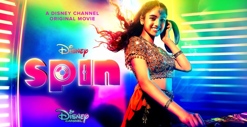 reficco34's tweet photo. the original movies on disney channel are very wonderful if you don't want to watch it because you think it's not cool, yes it is and you can watch it on Disney Channel or Disney plus while we wait for #Zombies3 

#DisneySpin #DisneyChristmasAgain #DisneyUnderWraps https://t.co/znqAbjsjPb