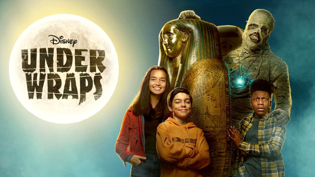 reficco34's tweet photo. the original movies on disney channel are very wonderful if you don't want to watch it because you think it's not cool, yes it is and you can watch it on Disney Channel or Disney plus while we wait for #Zombies3 

#DisneySpin #DisneyChristmasAgain #DisneyUnderWraps https://t.co/znqAbjsjPb