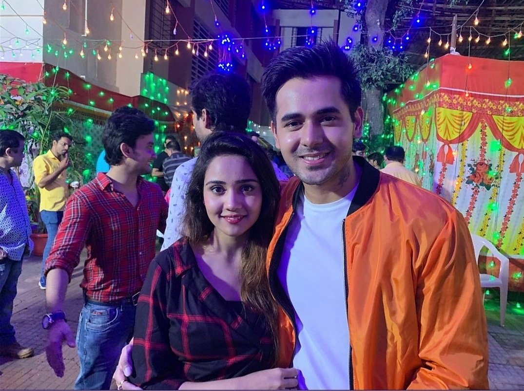 lmKash9's tweet photo. I just feel like celebrating them. Why do they have such a strong effect on us????

@Ashisinghh @irandeeprai can u guys answer this for me? 😅

#YehUnDinonKiBaatHai
#AshDeep
#MVFirstLook https://t.co/BgpgoASdjb