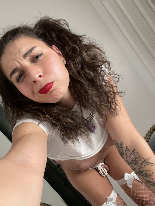 This cage makes me so weak and needy all the time 😫 can someone just fill me already? https://t.co/2