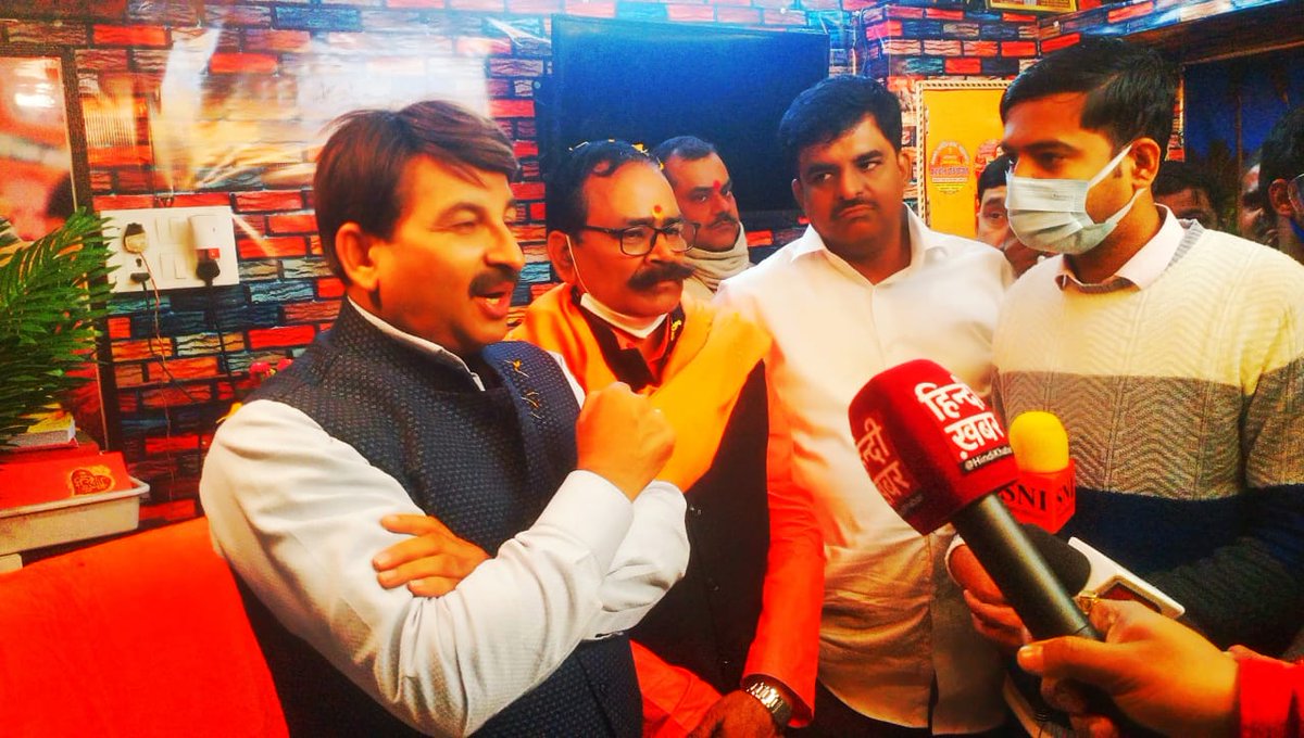 LavakusaT's tweet photo. गोरखपुर पं राजेंद्र त्रिपाठी के घर पहुंचे भाजपा के वरिष्ठ नेता दिल्ली पूर्वी से सांसद श्री मनोज तिवारी https://t.co/22LWSVybXS