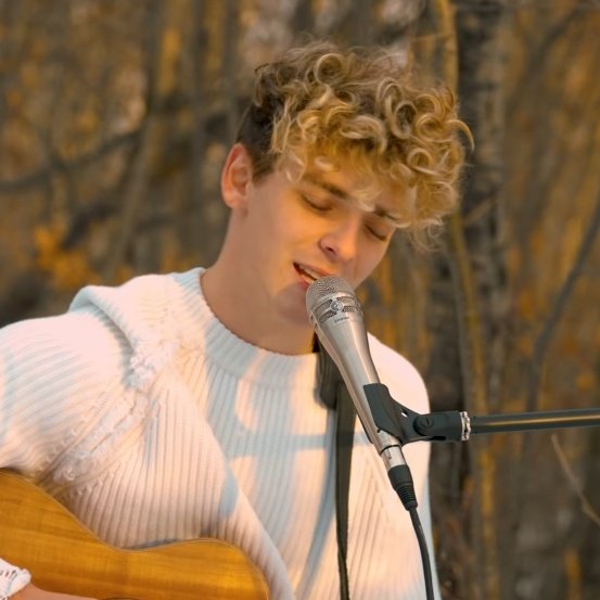 jkbdetailss's tweet photo. sensitive topic: josh's curls. https://t.co/YpQ3AlGrpm