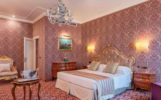 Tee hee only in Venice can a "recently refurbished" hotel end up looking like this #neverchange
