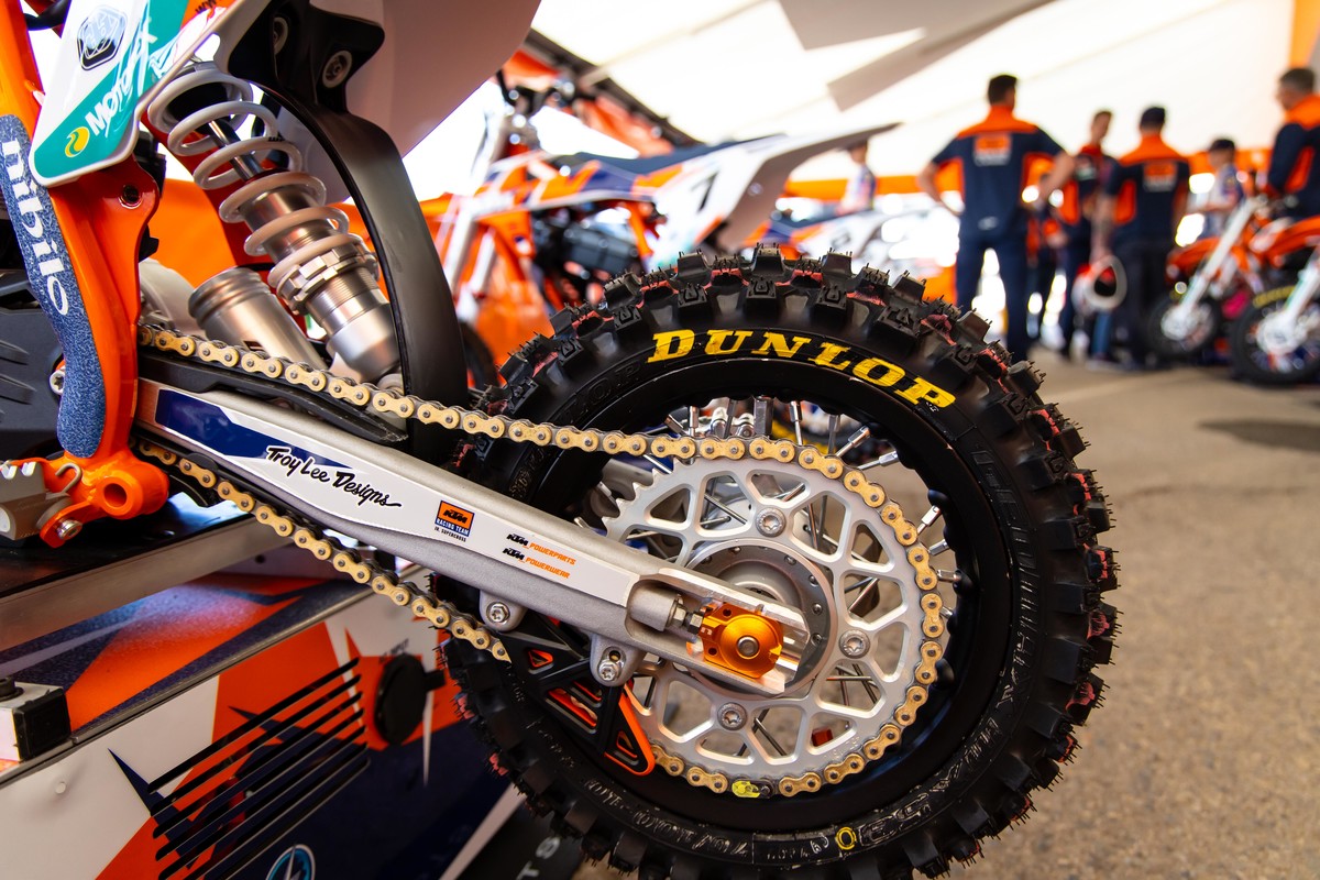 RideDunlop's tweet photo. Dunlop is happy to continue our relationship with @ktmusa for the 2022 KTM Junior Supercross program!
Each SX-E 5 is complete with fresh Geomax MX53's.
#RideDunlop #SupercrossLIVE #KTM #ReadyToRace #KJSX #MX53 https://t.co/ERwDvJ9kRw