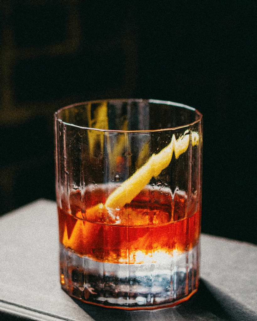 EsmeMiamiBeach's tweet photo. At El Salón our bespoke spirits come in three different verticals based on how you plan to enjoy them—we recommend Extraordinary for sipping neat. #EsmeHotel #TimeAwayFromTime #ElSalon

Photograph by @LostBoyDryGoods. https://t.co/p0vqVbgxiw