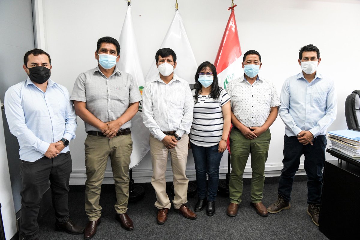 agroruralPER's tweet photo. El Director ejecutivo de #AgroRural, Rogelio Huamaní, se reúne con los alcaldes distritales Máximo Cabezas de #Pichari, Luis Aliaga de #Chupaca, Máximo Potenciano de #Sallique y Rubén Prado de #Vischongo, para coordinar la ejecución de proyectos de riego en pro de sus distritos. https://t.co/79sdDoNVgd