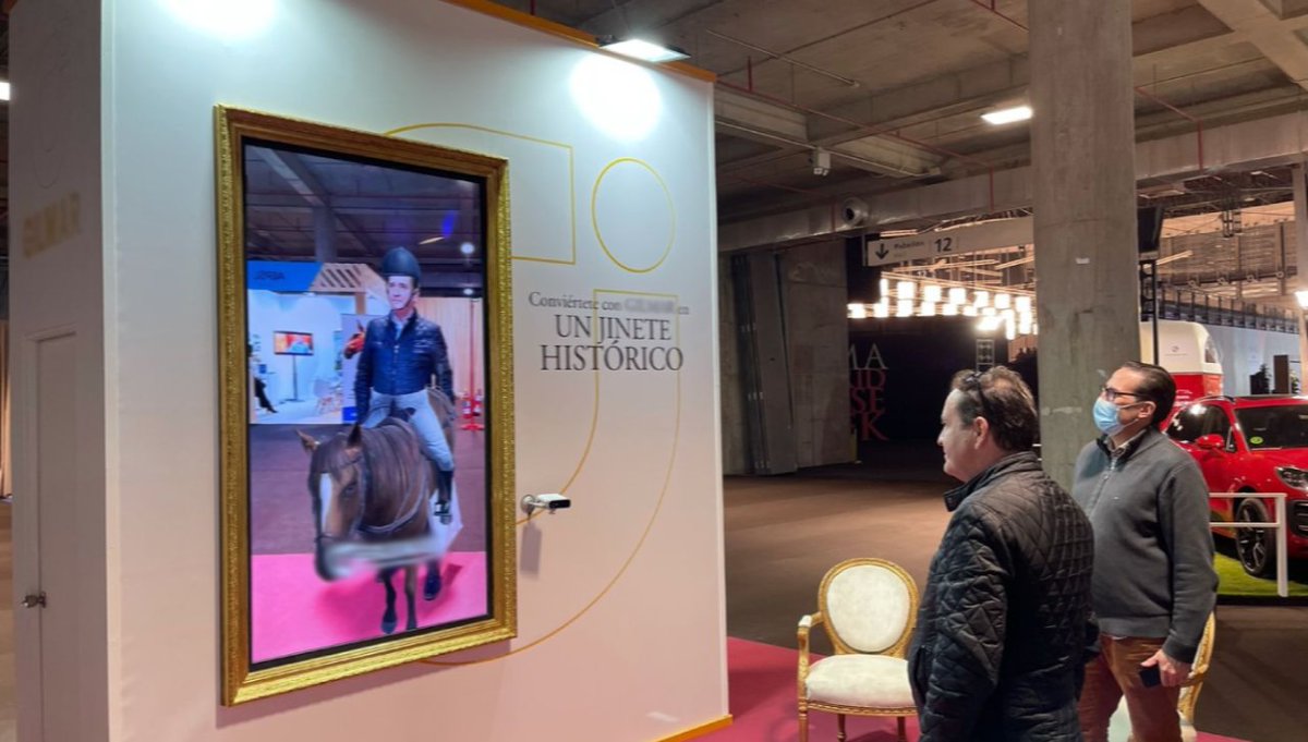 DeuSens's tweet photo. 😎 Esto es lo que provoca el #FunMirror en cada lugar que lo instalamos... ¡Una aglomeración de personas queriendo usarlo!

📸 Durante los 3 días que duró la Madrid Horse Week 2021 se hicieron 1500 fotos y se consiguieron datos de 700 #leads 😱 https://t.co/uXgbAk0vhX