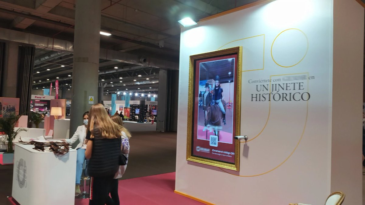 DeuSens's tweet photo. 😎 Esto es lo que provoca el #FunMirror en cada lugar que lo instalamos... ¡Una aglomeración de personas queriendo usarlo!

📸 Durante los 3 días que duró la Madrid Horse Week 2021 se hicieron 1500 fotos y se consiguieron datos de 700 #leads 😱 https://t.co/uXgbAk0vhX