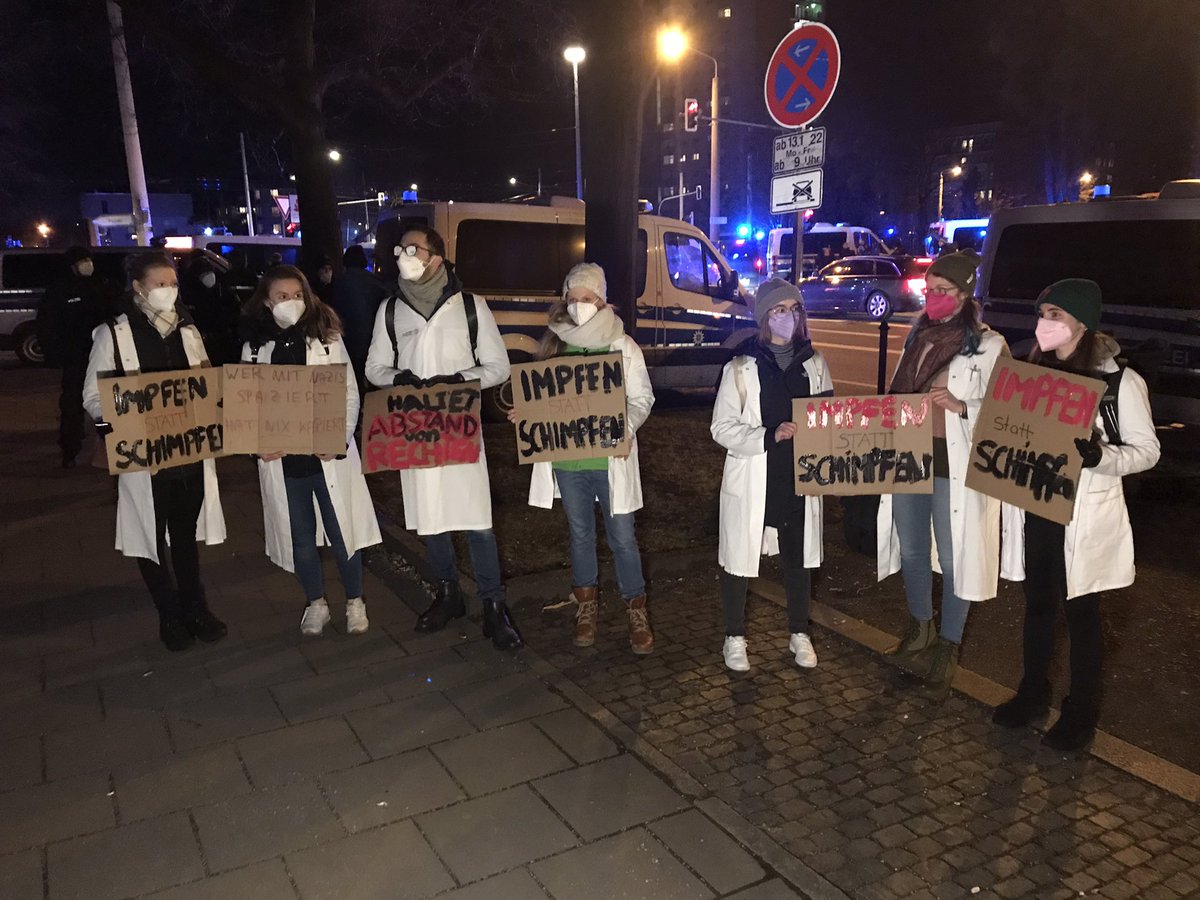 streetcoverage's tweet photo. Medizinstudierende stellen sich vor die #Uniklinik #Dresden. #DD1301 https://t.co/uK0s7gL5ft