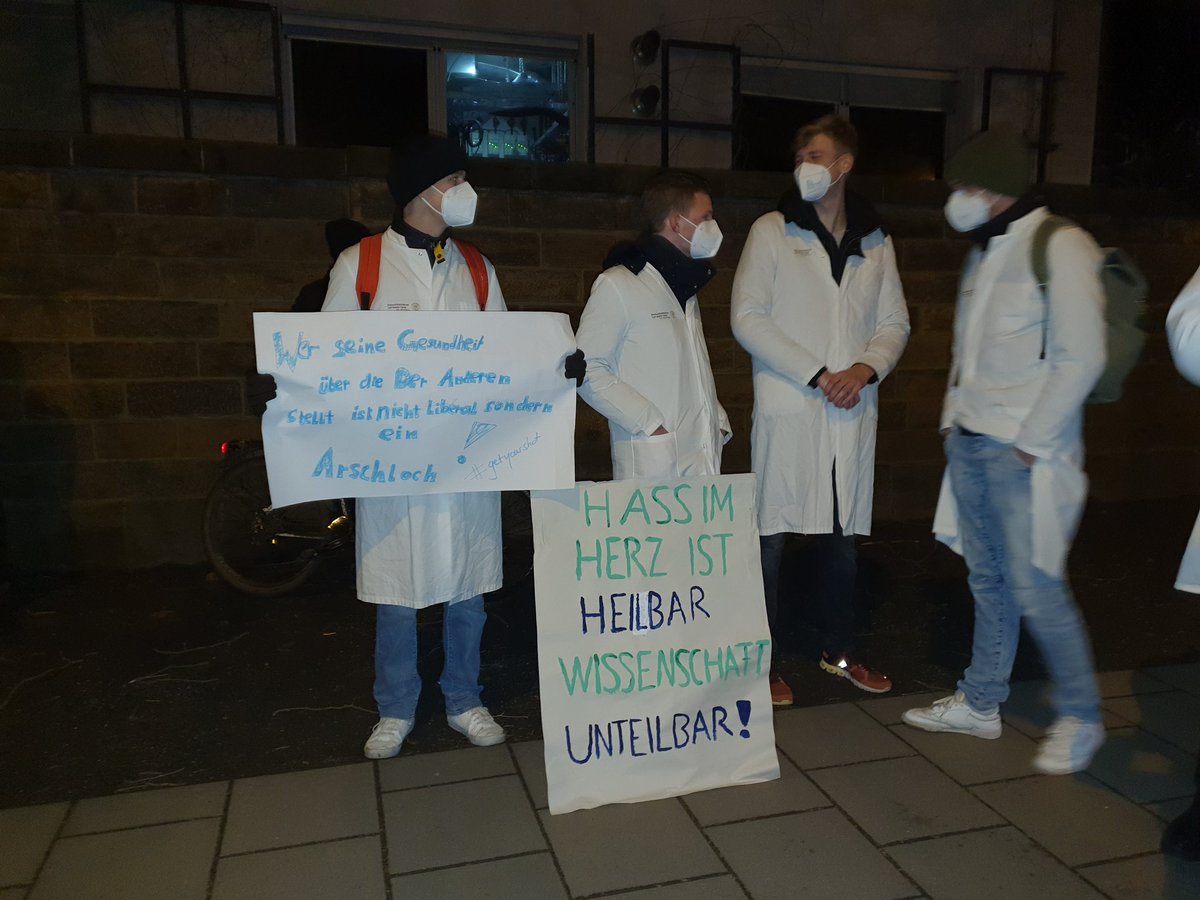 FreieReporterin's tweet photo. Dutzende Medizinstudierende protestieren entlang der #Uniklinik #Dresden gegen #Querdenken. Die wiederum werden langsam wütend, weil sie angesichts des hohen Polizeiaufgebots keine Chance haben, zu einer größeren Menge zu werden. #Sachsen #DD1301 https://t.co/UN8MAtVcId