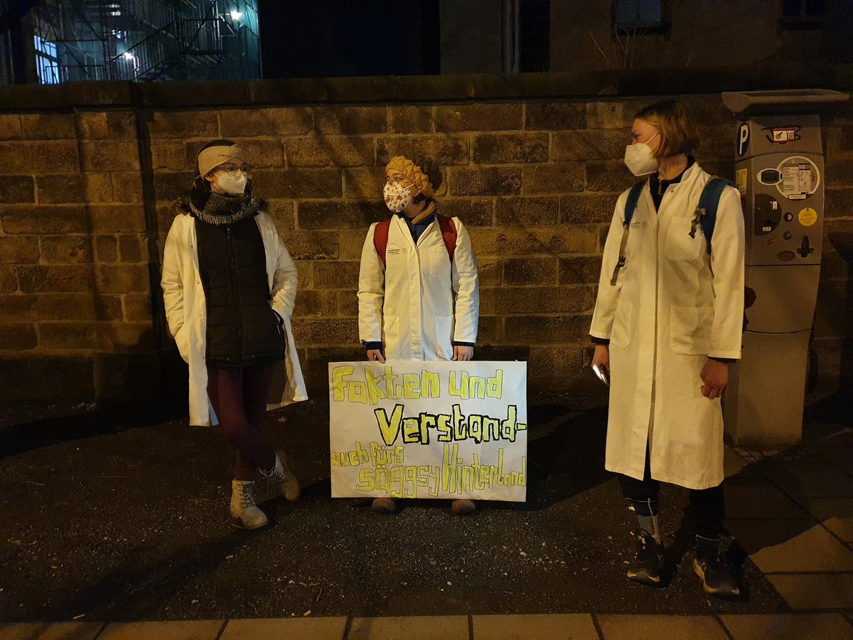 Dutzende Medizinstudierende protestieren entlang der #Uniklinik #Dresden gegen #Querdenken. Die wiederum werden langsam wütend, weil sie angesichts des hohen Polizeiaufgebots keine Chance haben, zu einer größeren Menge zu werden. #Sachsen #DD1301