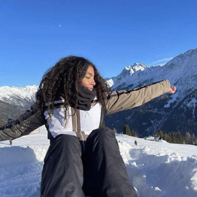 kylepromises's tweet photo. por que todo mundo fica mais bonito na neve? mano, a any já é maravilhosa, mas na neve ela tá SURREAL de linda https://t.co/bYWofeNEFp