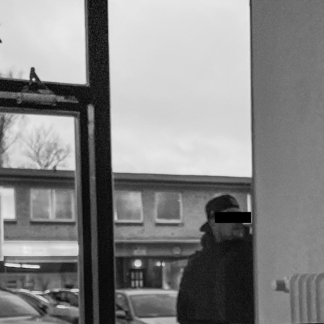 LeoSchnder's tweet photo. Heute wurde das SPD-Büro, in dem ich arbeite, attackiert und ich durfte erfahren, wie friedlich Querdenker*innen sind. Weil die Tür abgeschlossen war, blieb es bei „WIR KRIEGEN EUCH NOCH…WIR BRINGEN EUCH UM“ Gebrüll und Schlägen und Spucken gegen die Scheiben. https://t.co/zAElUgfTxY