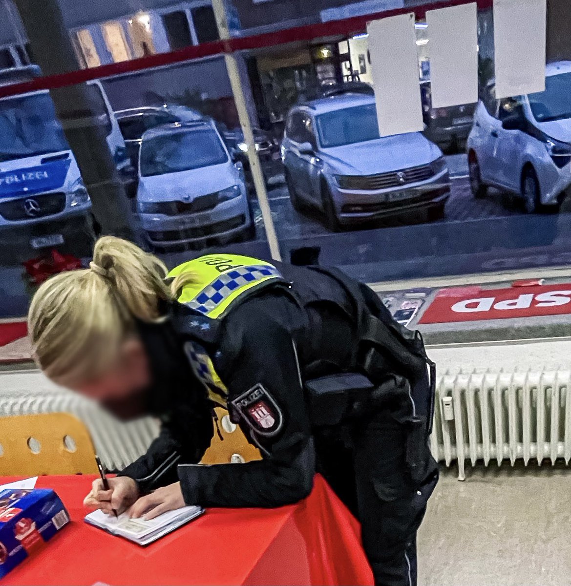 LeoSchnder's tweet photo. Heute wurde das SPD-Büro, in dem ich arbeite, attackiert und ich durfte erfahren, wie friedlich Querdenker*innen sind. Weil die Tür abgeschlossen war, blieb es bei „WIR KRIEGEN EUCH NOCH…WIR BRINGEN EUCH UM“ Gebrüll und Schlägen und Spucken gegen die Scheiben. https://t.co/zAElUgfTxY