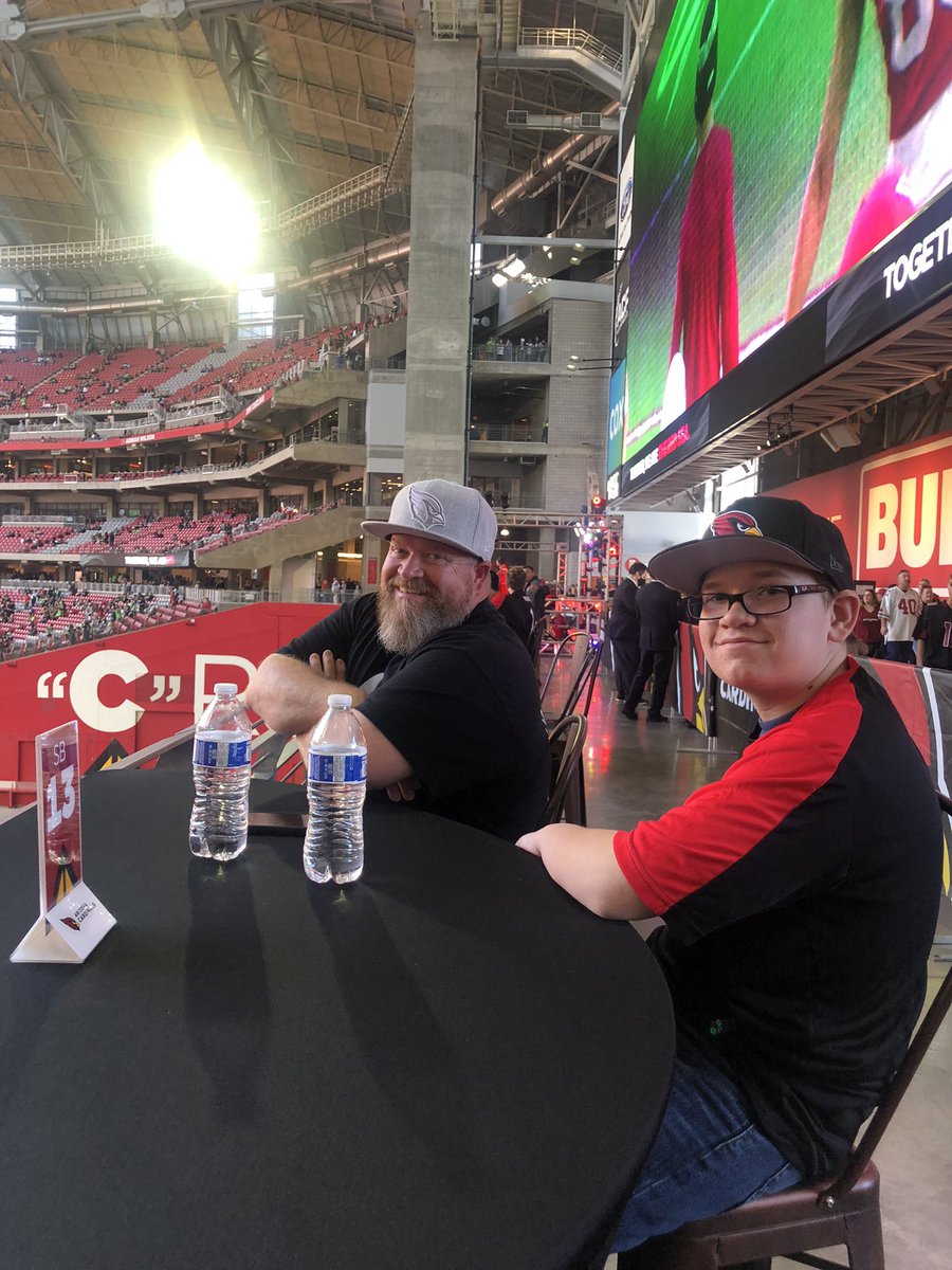 Sweet Sunday for 11 @FUTP60 students from Cheyenne @PeoriaUnified11 @AZCardinals game w/BEST seats in the house! Good things happen for those who embrace FUTP60: eating healthy food including three servings of dairy every day. #FuelGreatness #WeLeadAZ @AzMilkProducers