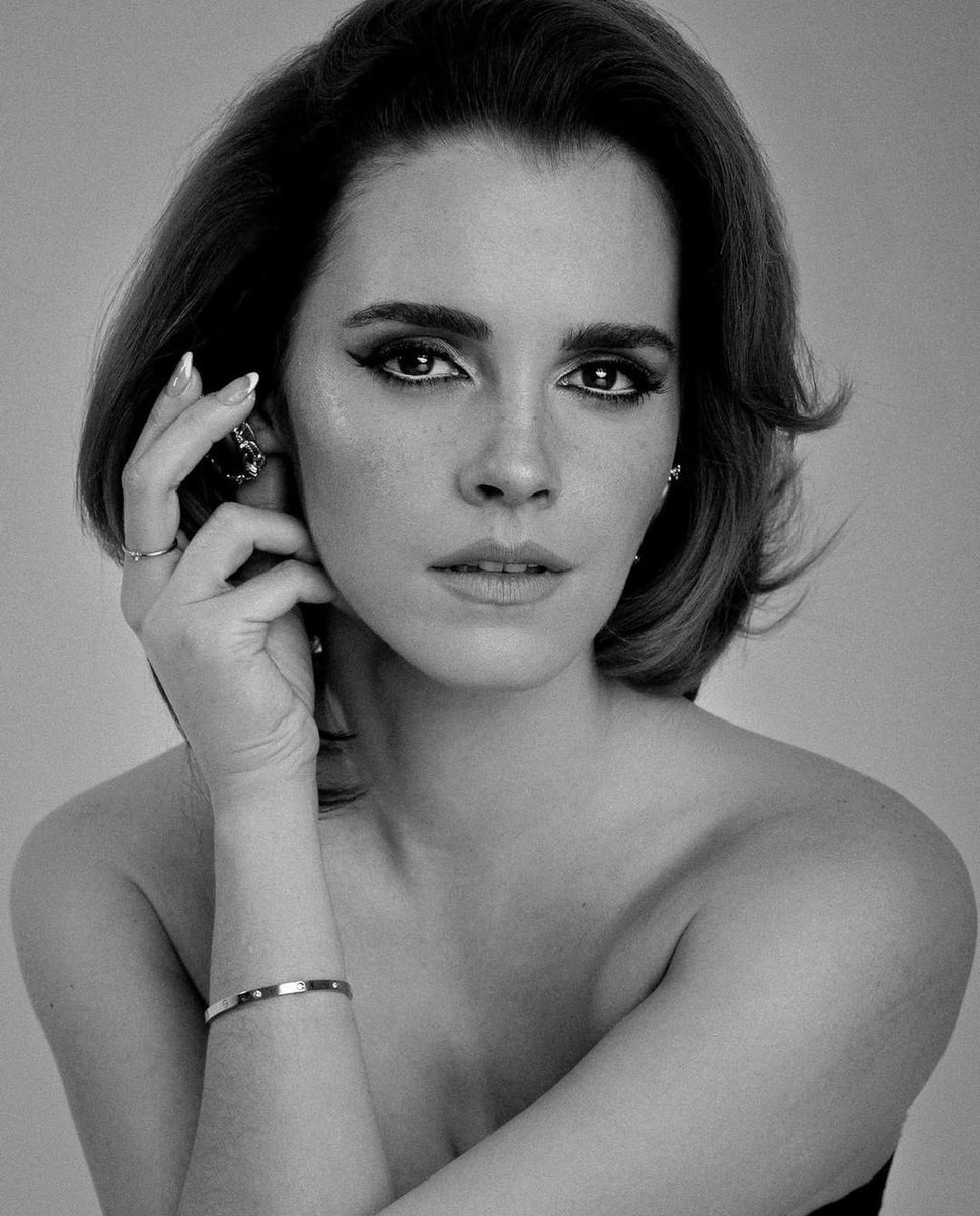 Emma Watson yıllar sonra yaptığı ilk dergi çekimi ile nefesleri kesiyor. Vogue UK için kamera karşısına geçen oyuncu bu sene için projeleri olduğunu söyledi ve Potter dünyasına 20. yıla özel dönüşünü 'cennete' benzetti.
