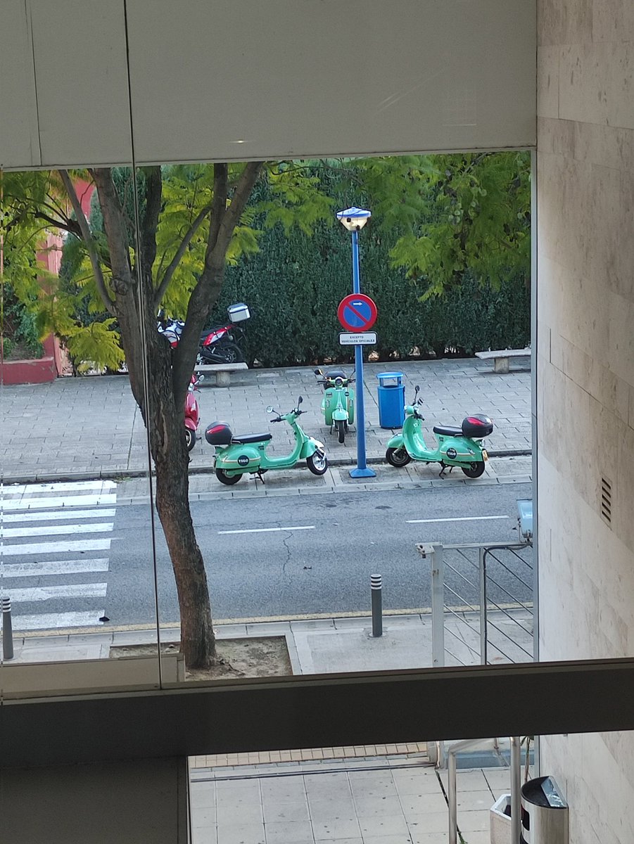 Jesury7's tweet photo. Quedamos en la papelera, hacemos como que sacamos punta al lápiz y charlamos. https://t.co/ryKqzlks23
