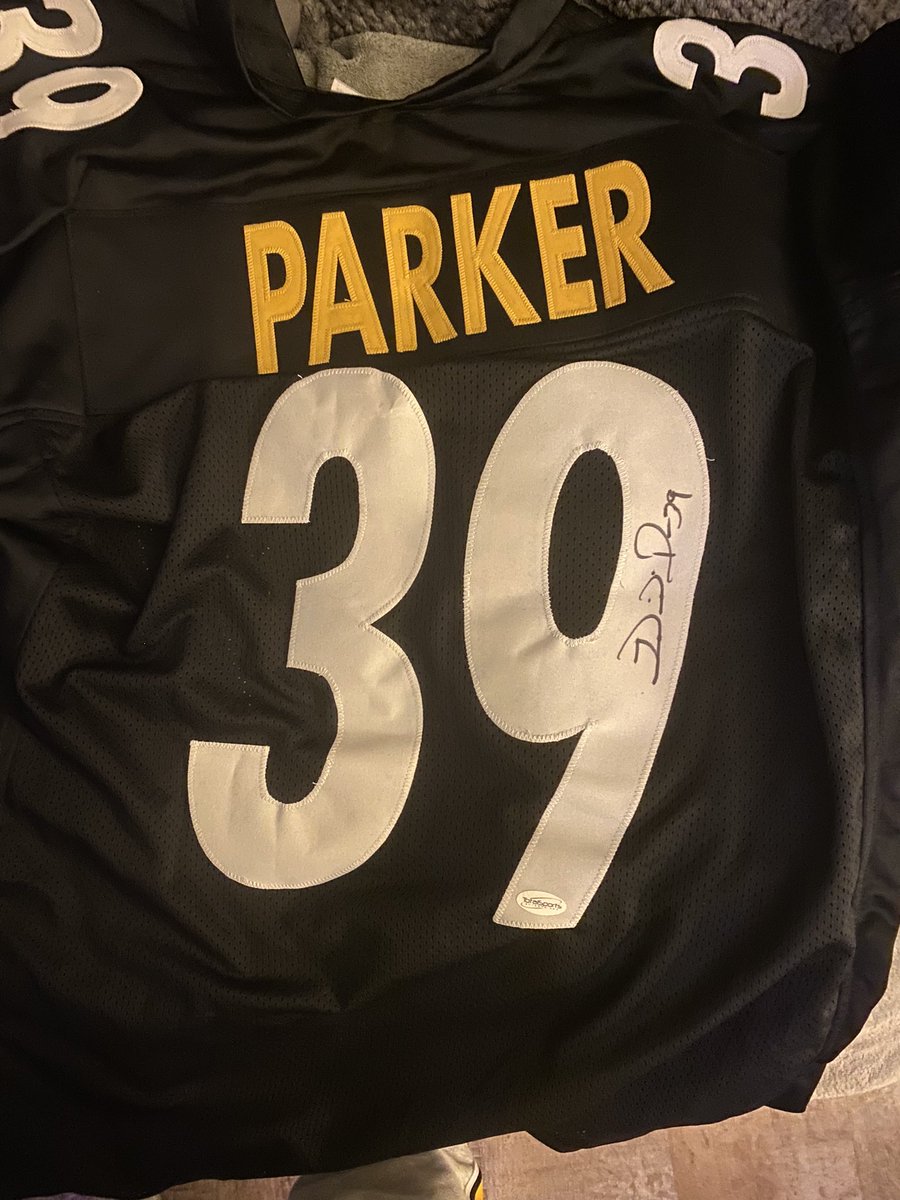 olivia0273's tweet photo. He will always be one of my all time favorites and I can’t believe I got this today! @3williethadude9 #Steelers #SteelersNation 🖤💛 https://t.co/3iClDHeEMZ