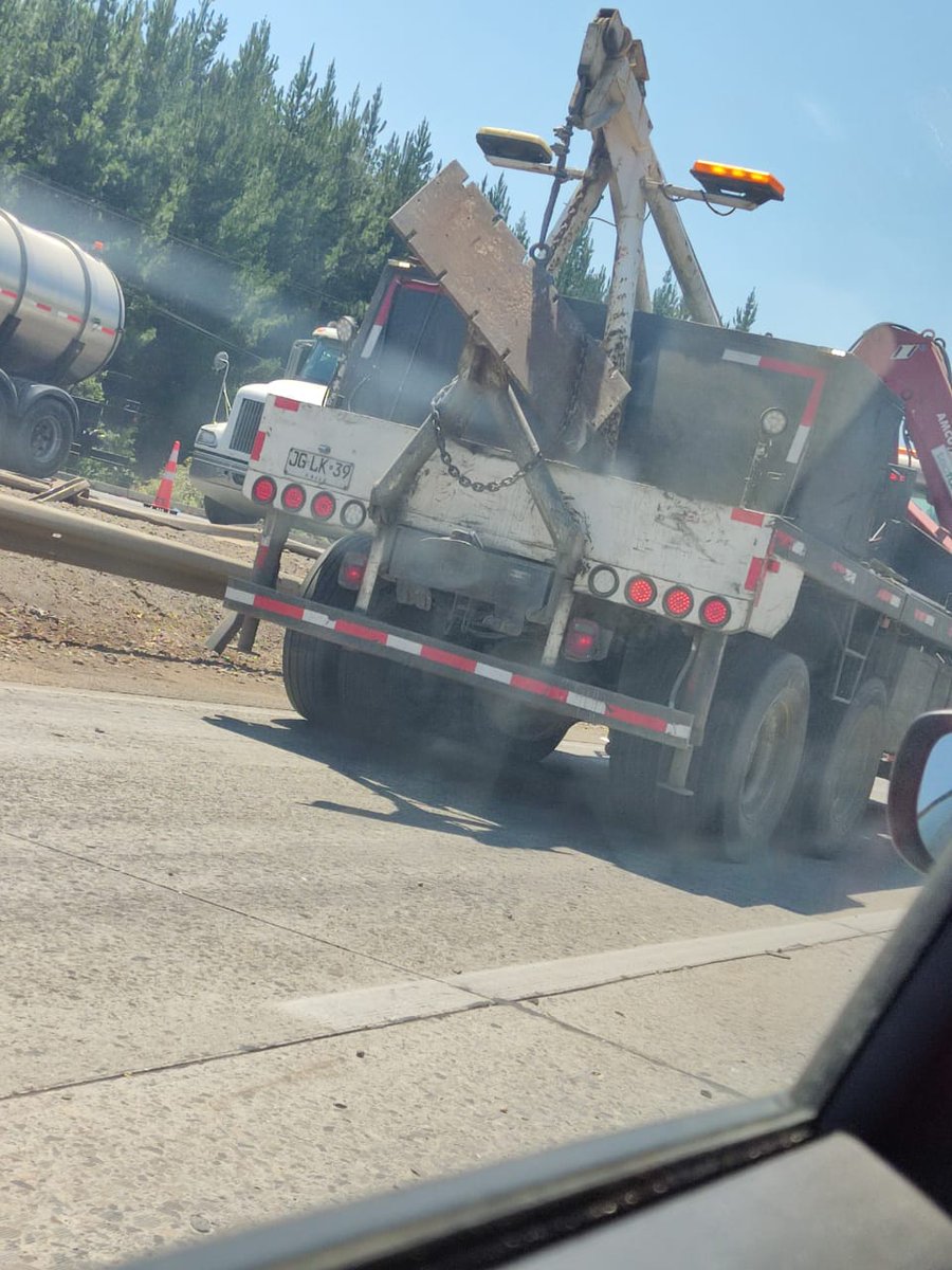 Ruta 5 km 470 accidente camión en medio de las dos vías #precaucion #surdechile zona de #losangeles