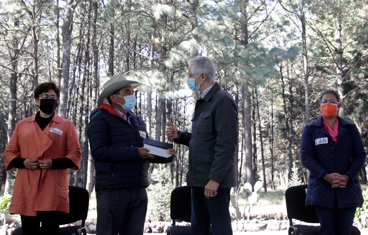 En #Ocoyoacac entregamos #ApoyosForestalesEdoméx a productores mexiquenses que contribuyen a proteger y conservar nuestros bosques. El #Edoméx es el único estado que incrementa su masa forestal año con año. 🌲🌳