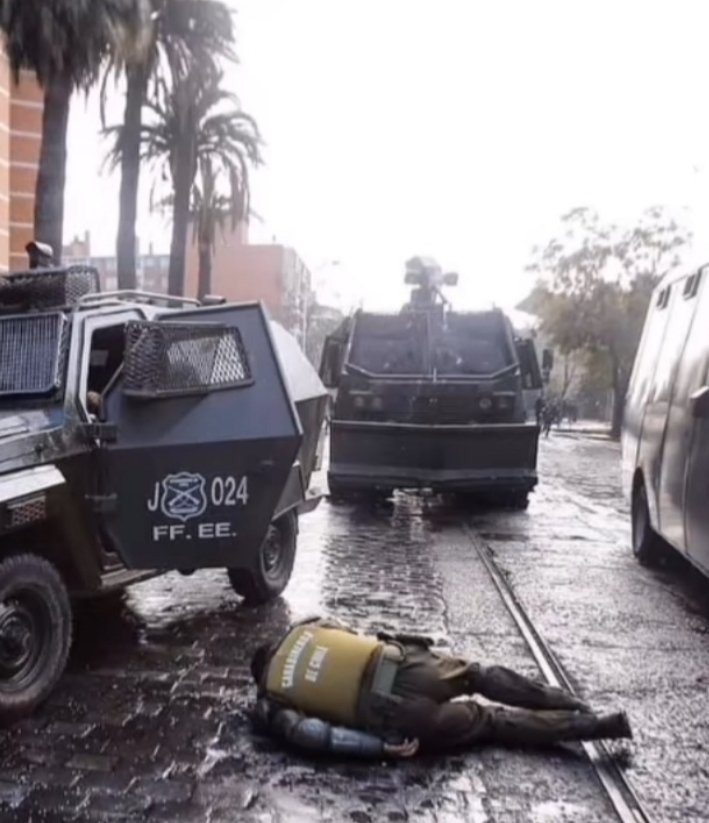 Brenda67725's tweet photo. Donde esta el respeto por nuestros carabineros y soldados de nuestra Patria @Ejercito_Chile ??? Chile se viene abajo de a poco, que pena y rabia a la vez 😪. La delincuencia se está apoderando de Chilitoo como un cáncer 💔 #NoAlIndultoDelincuente https://t.co/N2PPXVGIQw