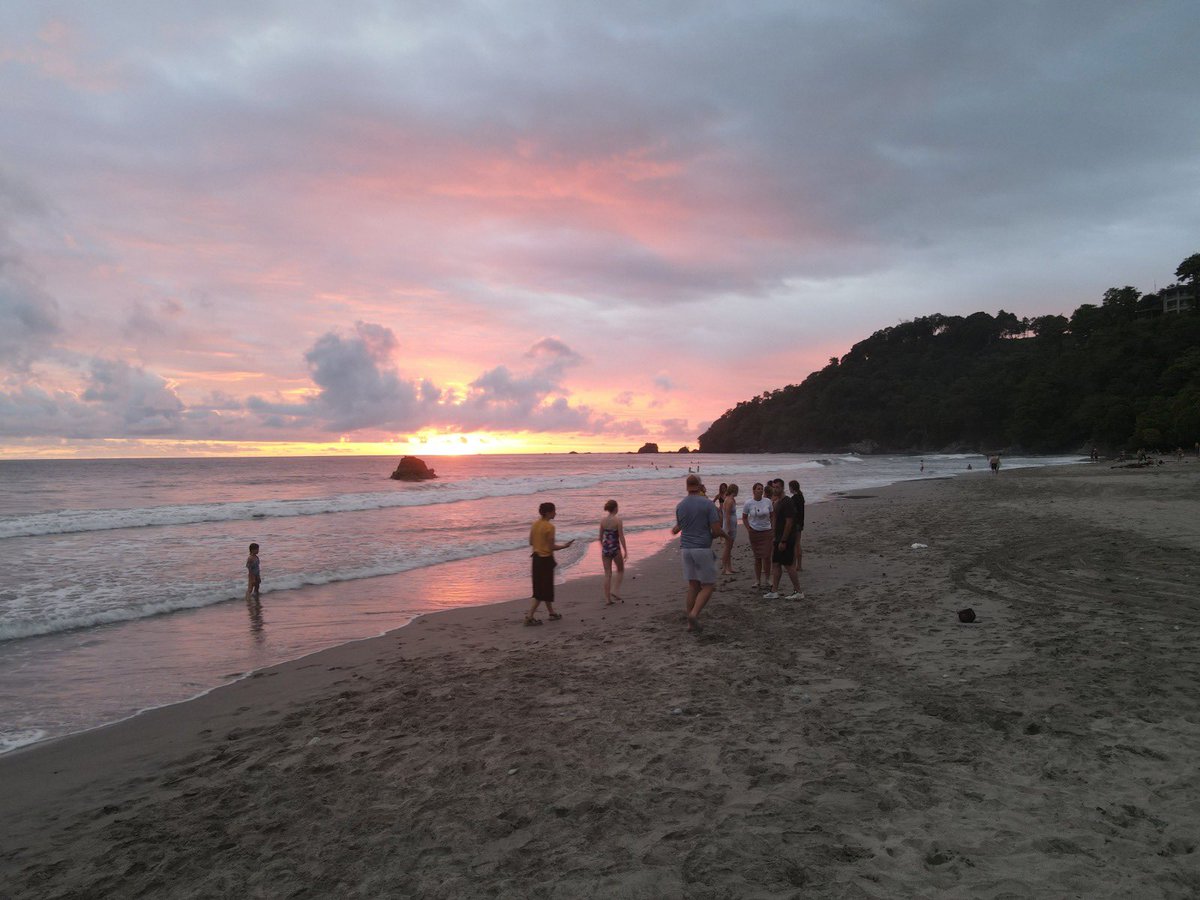 villacostavida's tweet photo. Sunset walk 🌅

What do you take into account when choosing a destination? ✈️🏖☀️

#villacostavida #explorecostarica #manuelantonionationalpark https://t.co/2olrnK7fIN