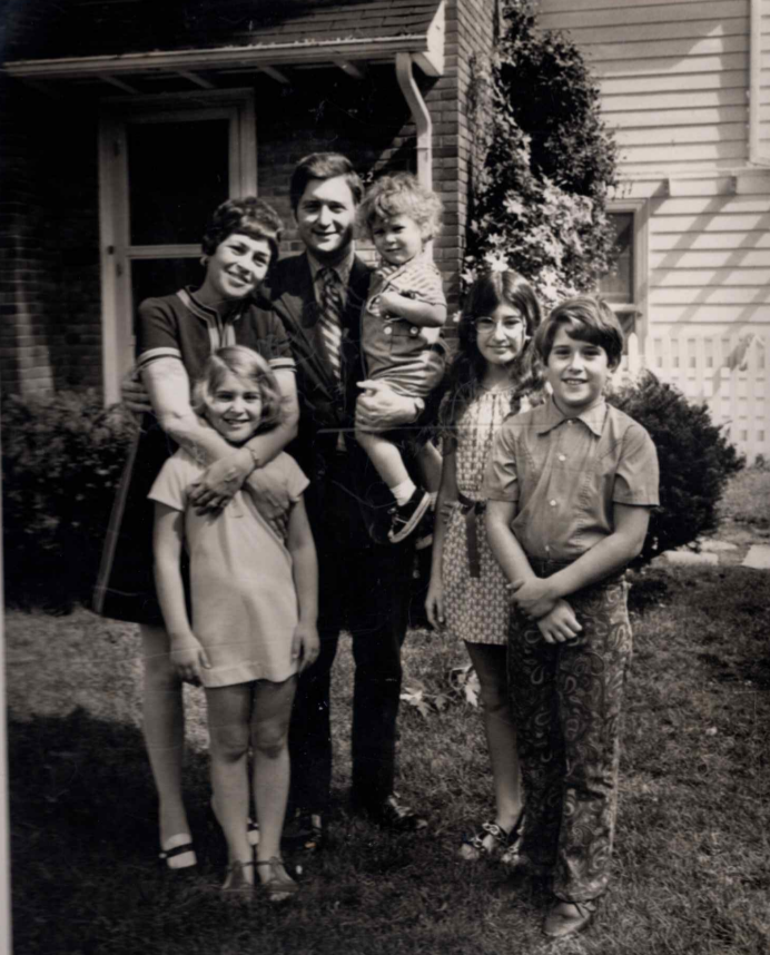 Andy_Levin's tweet photo. One of my favorite things about the new #MI11 is running to represent the place where my family has lived for five generations—from my great-grandparents, Morris and Gittelle Levinson in Birmingham in the 1890s, to my own kids in the 2020s! #LevinFor11 https://t.co/8IiC9eCoLT https://t.co/GWdNAW9Dxi