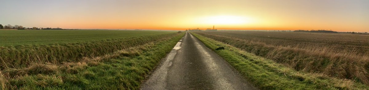 A great Sunset walk with my dog to clear my mind, nothing better!  #sunset #sunsetwalk #bordercollie #Lincolnshire #thursdayvibe