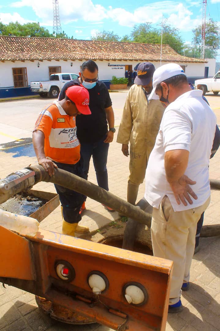 DunaDigital's tweet photo. Molina: "Desborde en calle Sucre obedece a tramo caído de 25 metros"

El alcalde del municipio Colina, Rubén Molina, informó que hay un tramo caído de 25 metros de tubería que ocasiona el desborde en la zona más baja de la calle Sucre.

https://t.co/hr3UFK7qS6 https://t.co/55u2PeSusa
