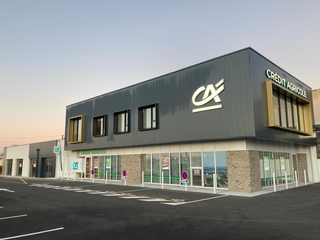 Au <a href="/CAAtlantVendee/">CA Atlantique Vendée</a>, nous croyons en notre #territoire et en nos agences ! Alors, c'est avec un immense plaisir que je vous annonce l'ouverture de notre agence rénovée des <a href="/EssartsVendee/">Les Essarts Vendée</a> pour toujours mieux vous servir ! #proximité #investissements