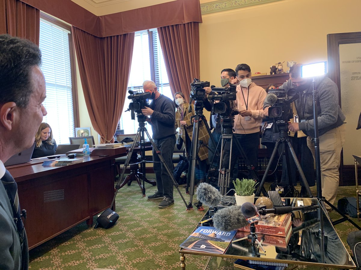 .@BradWilsonGOP meeting with reporters ahead of the #utleg session. 

He announces that they will allow schools to go to remote learning if they hit the test-to-stay threshold and school boards approve. @fox13 #utpol
